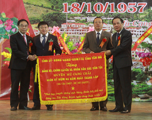 Đồng chí Tạ Văn Long - Phó Chủ tịch Thường trực UBND tỉnh tặng bức cờ thêu cho huyện Mù Cang Chải